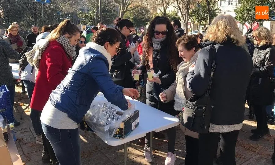 Foto 3 - Diversi&oacute;n en la plaza del Barrio Vidal con su &lsquo;Mediod&iacute;avieja&rsquo;