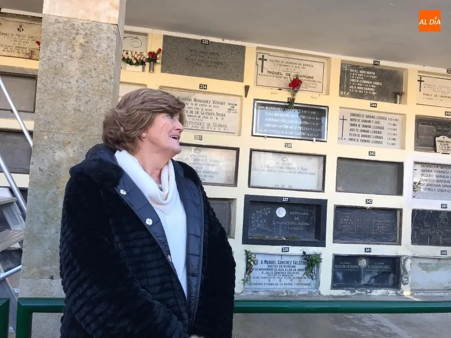 Foto 2 - Emotivo homenaje a Unamuno en el cementerio por el 83 aniversario de su muerte
