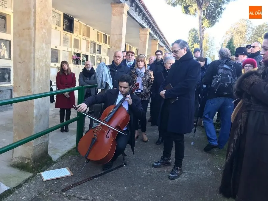 Foto 3 - Emotivo homenaje a Unamuno en el cementerio por el 83 aniversario de su muerte