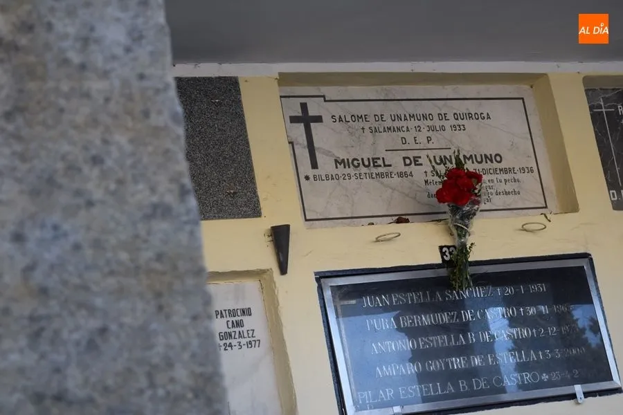 Foto 10 - Emotivo homenaje a Unamuno en el cementerio por el 83 aniversario de su muerte