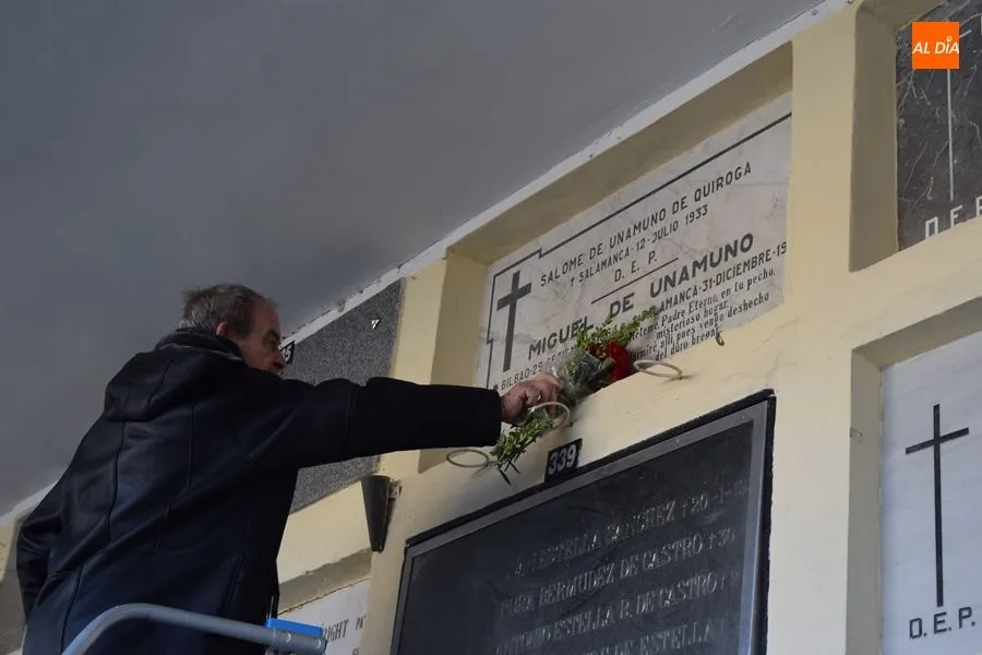 Foto 9 - Emotivo homenaje a Unamuno en el cementerio por el 83 aniversario de su muerte
