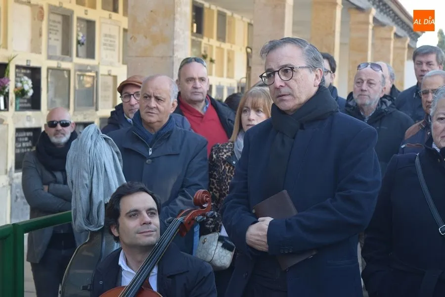Foto 8 - Emotivo homenaje a Unamuno en el cementerio por el 83 aniversario de su muerte