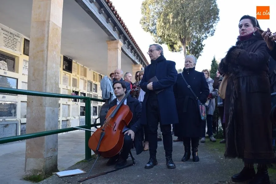 Foto 6 - Emotivo homenaje a Unamuno en el cementerio por el 83 aniversario de su muerte