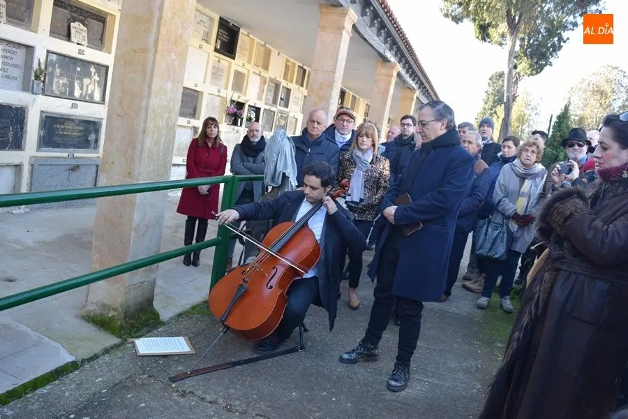 Foto 5 - Emotivo homenaje a Unamuno en el cementerio por el 83 aniversario de su muerte
