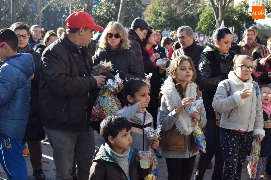 Foto 8 - Diversi&oacute;n en la plaza del Barrio Vidal con su &lsquo;Mediod&iacute;avieja&rsquo;