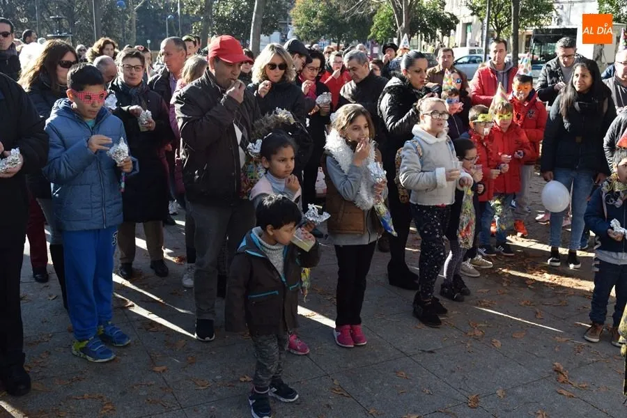 Foto 7 - Diversi&oacute;n en la plaza del Barrio Vidal con su &lsquo;Mediod&iacute;avieja&rsquo;