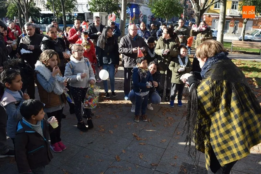Foto 6 - Diversi&oacute;n en la plaza del Barrio Vidal con su &lsquo;Mediod&iacute;avieja&rsquo;