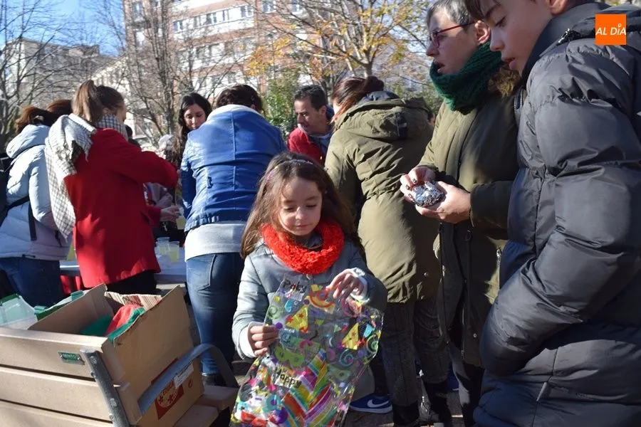 Foto 5 - Diversi&oacute;n en la plaza del Barrio Vidal con su &lsquo;Mediod&iacute;avieja&rsquo;