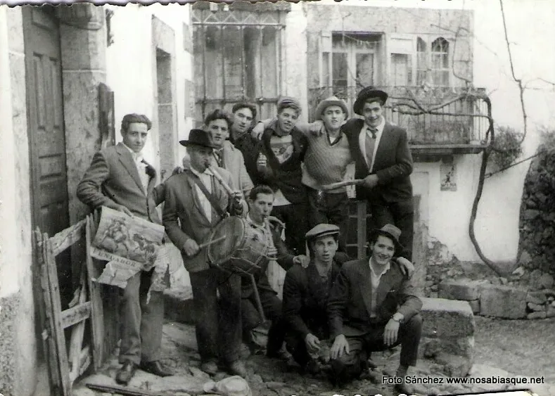 Foto 2 - Los quintos de Candelario en los a&ntilde;os 60