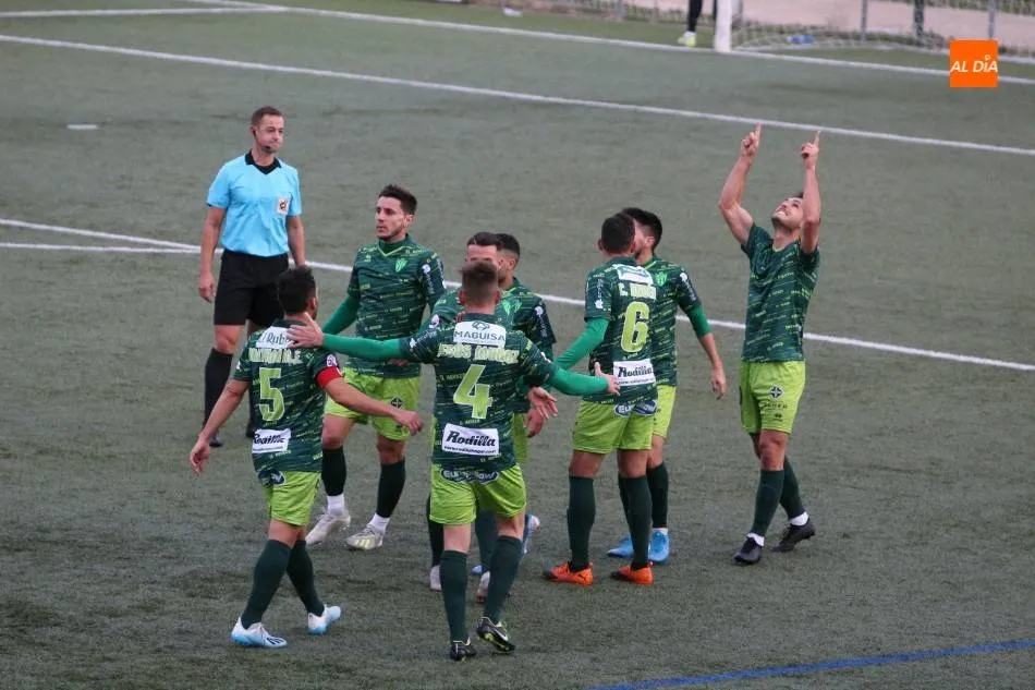 Los jugadores del Guijuelo celebran uno de los goles marcados esta temporada en el Municipal