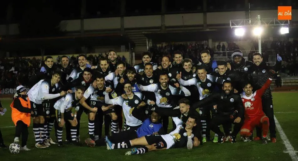 Los jugadores de Unionistas celebran la histórica clasificación en Copa del Rey
