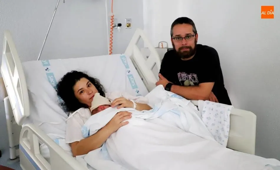 Jesús Vicente y Maica González, junto a su segundo hijo, Leo. Foto de Lydia González