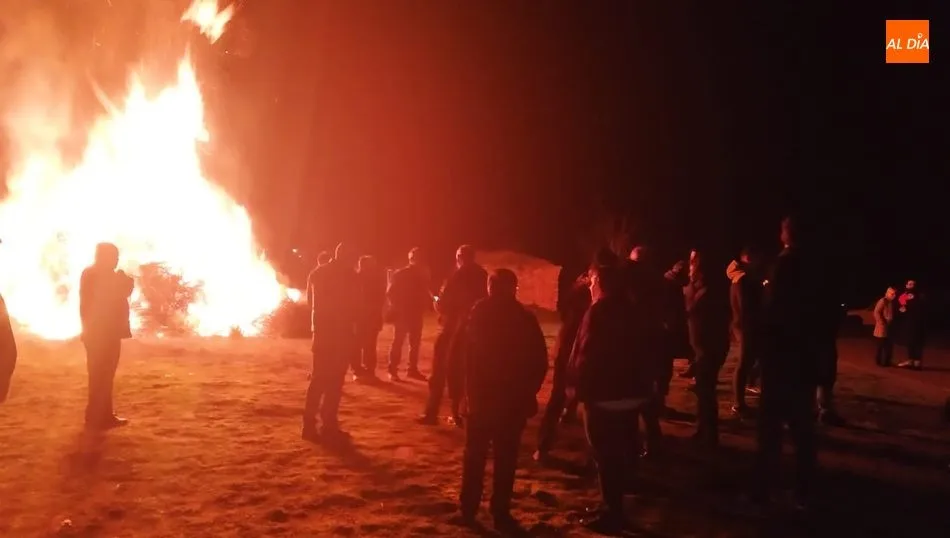 Trabanca recibe al nuevo año con la tradicional quema de bolagas  