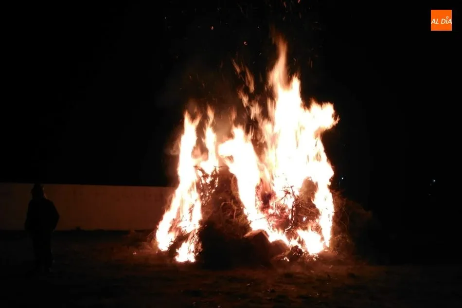 Foto 11 - Trabanca recibe al nuevo a&ntilde;o con la tradicional quema de bolagas  
