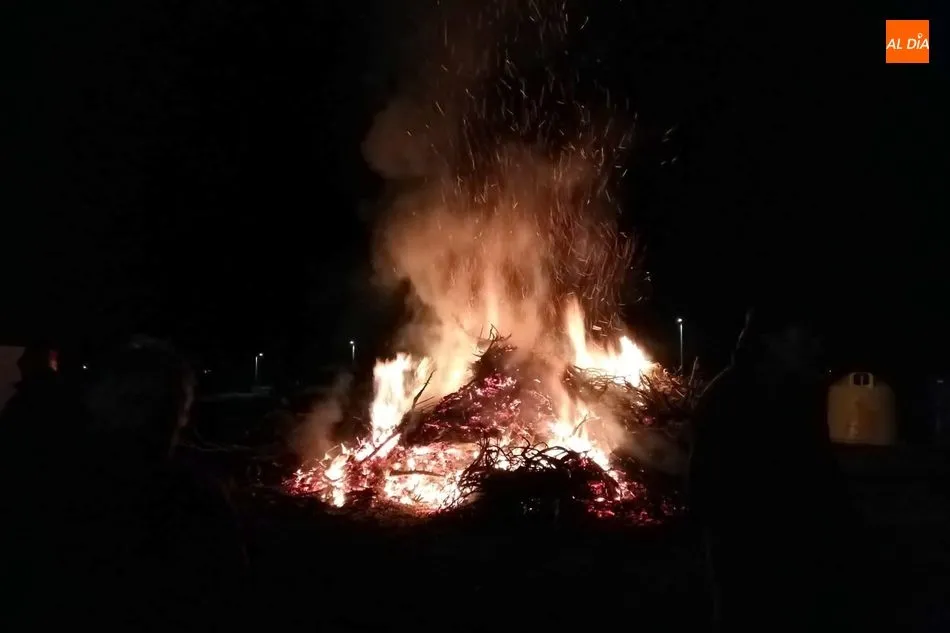 Foto 8 - Trabanca recibe al nuevo a&ntilde;o con la tradicional quema de bolagas  