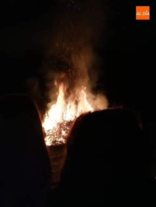 Foto 6 - Trabanca recibe al nuevo a&ntilde;o con la tradicional quema de bolagas  