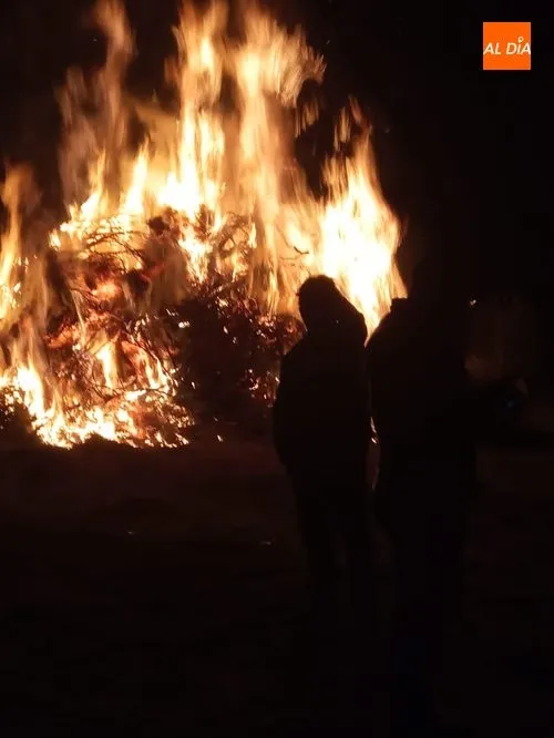 Foto 2 - Trabanca recibe al nuevo a&ntilde;o con la tradicional quema de bolagas  