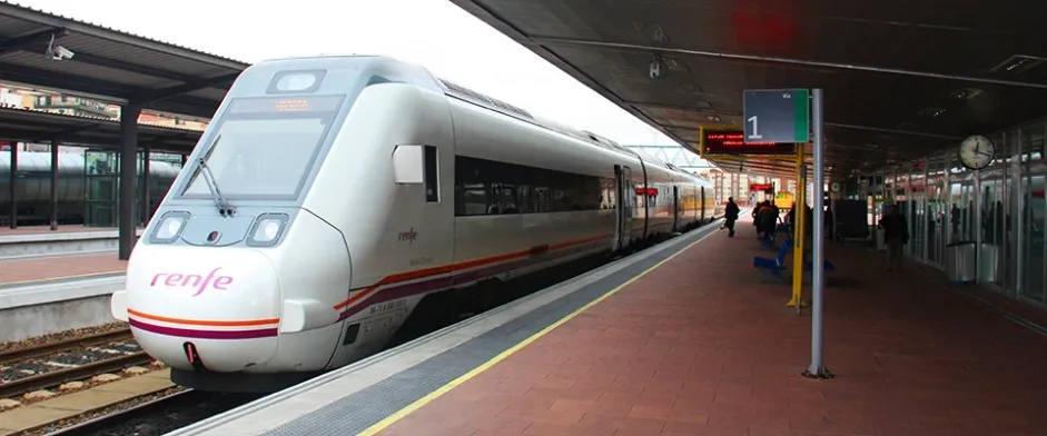 Foto 2 - Salamanca se libra, de momento, del cierre de taquillas de venta de billetes anunciado por Renfe y...