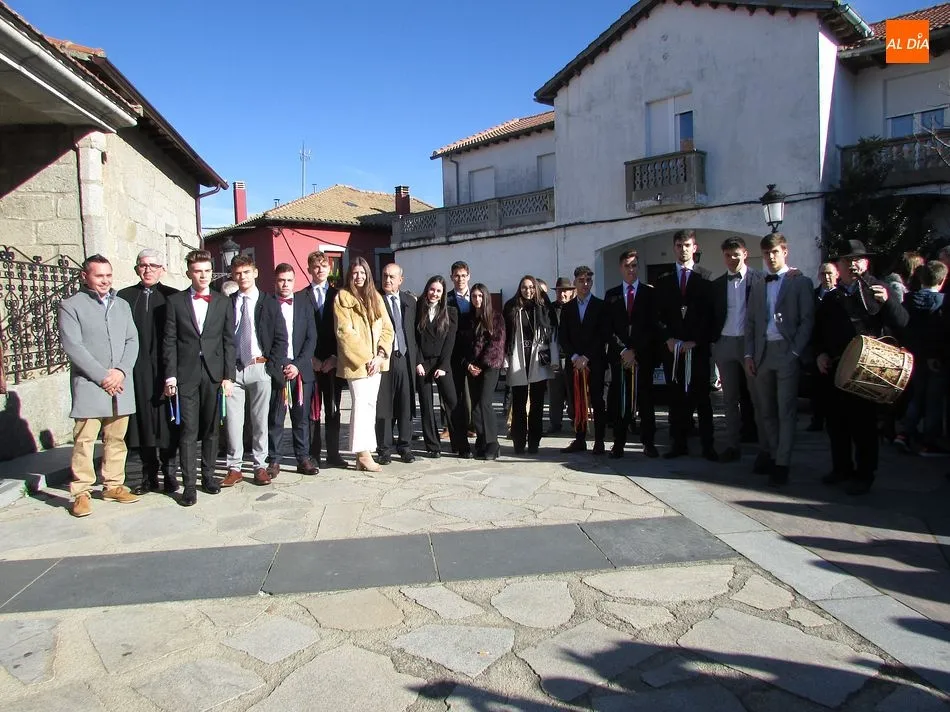 Una quincena de quintos de Linares de Riofrío festejó la llegada de 2020