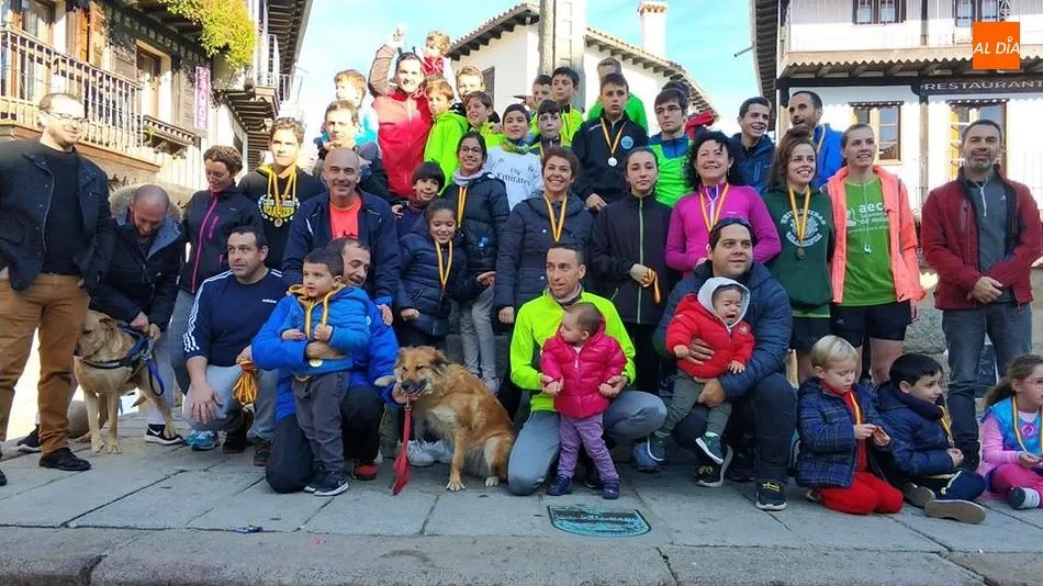 Foto de familia con todos los ganadores de la San Silvestre 2019. Fotos: Ayto. La Alberca