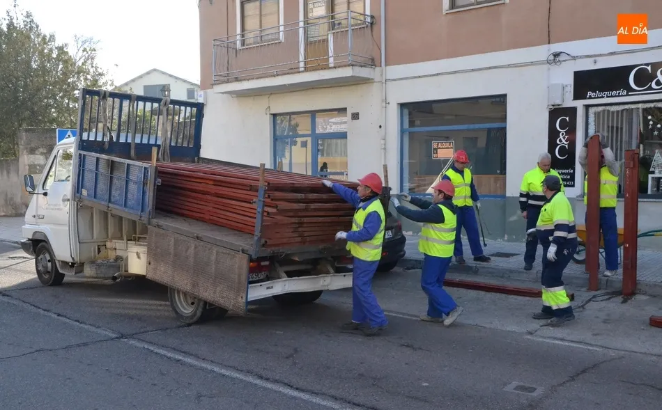 Foto 5 - Madrugador arranque del montaje de las agujas debido a la capea del Toro de San Sebasti&aacute;n  