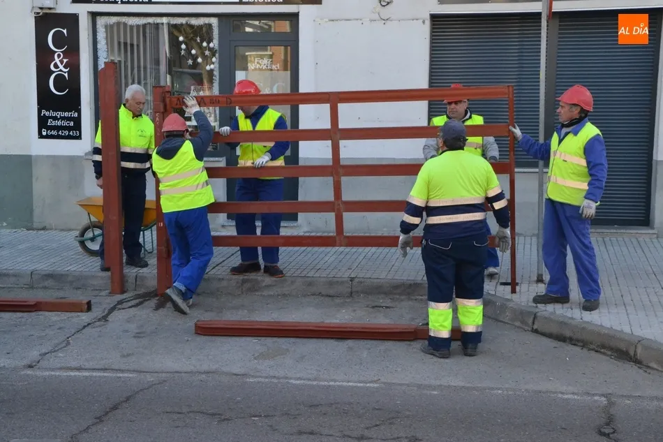 Foto 3 - Madrugador arranque del montaje de las agujas debido a la capea del Toro de San Sebasti&aacute;n  