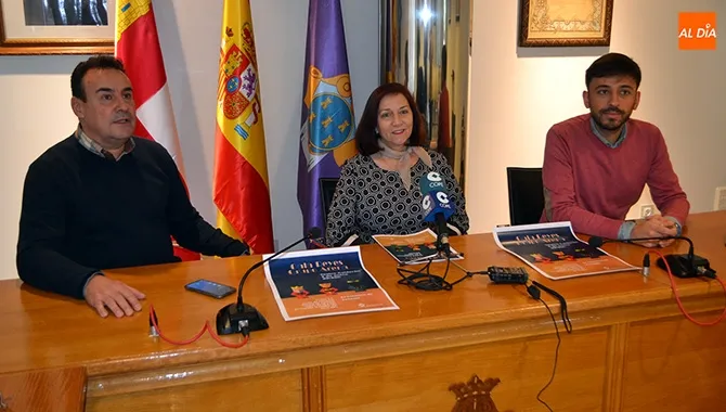 La alcaldesa Carmen Ávila, junto al concejal Fran Díaz y Quique, del Grupo Arena, presentaban la I Gala de Reyes