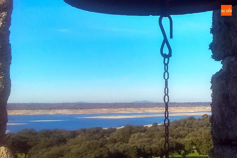 Imagen de la presa de Almendra desde el campanario de la iglesia de Sardón de los Frailes tras las lluvias