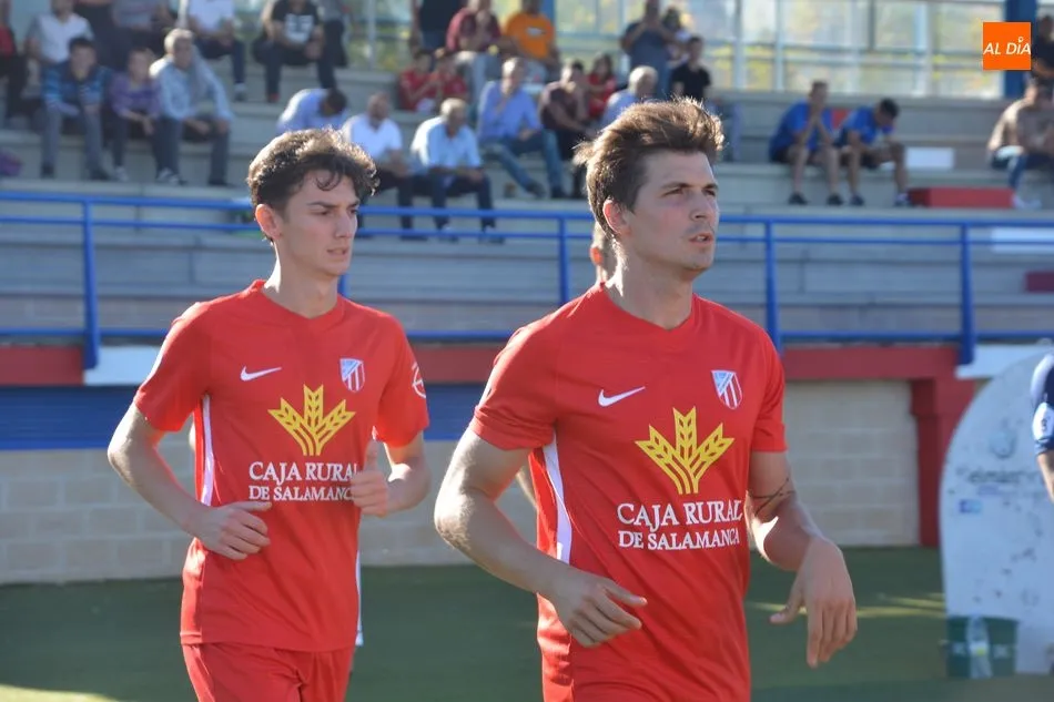 Salto al campo de los jugadores del Santa Marta / Archivo