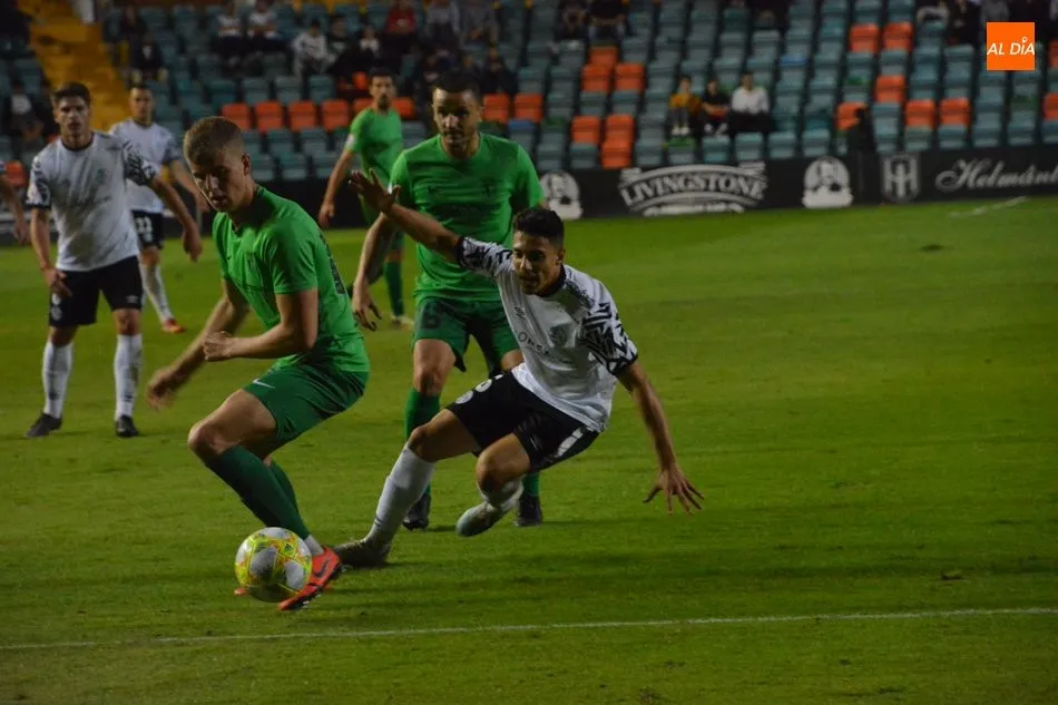 El delantero Gio Navarro, frente al Burgos