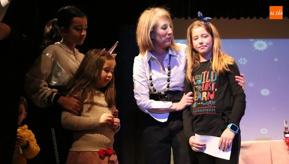 La concejala María José Vicente entregaba a Pastelería Osnie el premio al mejor escaparate / CORRAL