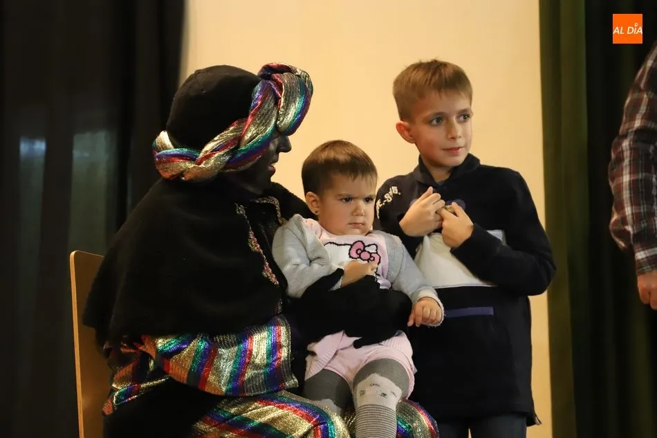 Foto 8 - Los Reyes Magos y sus pajes acuden a su cita en Pizarrales y El Carmen  