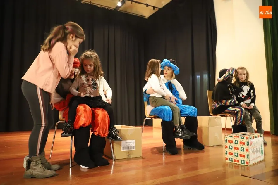 Foto 3 - Los Reyes Magos y sus pajes acuden a su cita en Pizarrales y El Carmen  