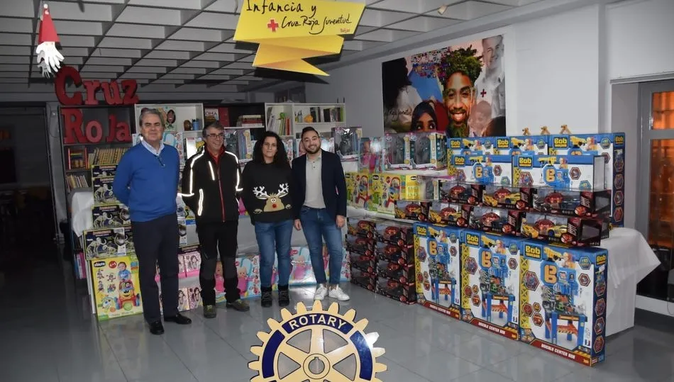 Javier Perez Maíllo, presidente de rotary Club entrega los juguetes en la sede comarcal de Cruz Roja