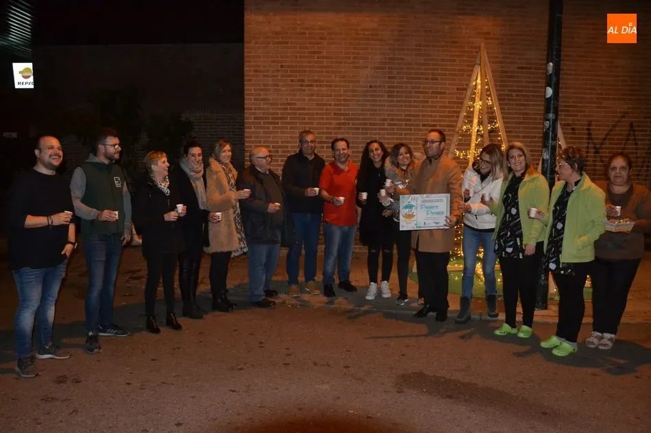 Foto 7 - Los comerciantes de las calles Campo de Toledo y Sierra de Gata brindan para celebrar su victoria  