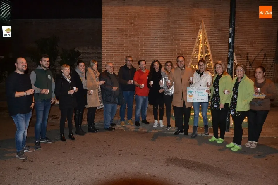 Foto 6 - Los comerciantes de las calles Campo de Toledo y Sierra de Gata brindan para celebrar su victoria  