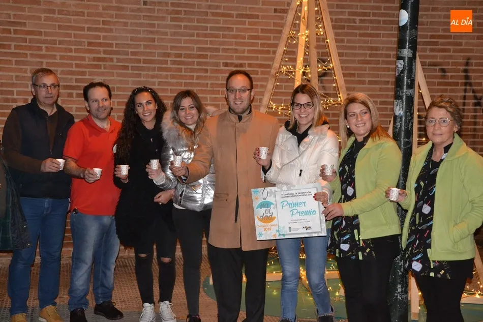 Foto 5 - Los comerciantes de las calles Campo de Toledo y Sierra de Gata brindan para celebrar su victoria  