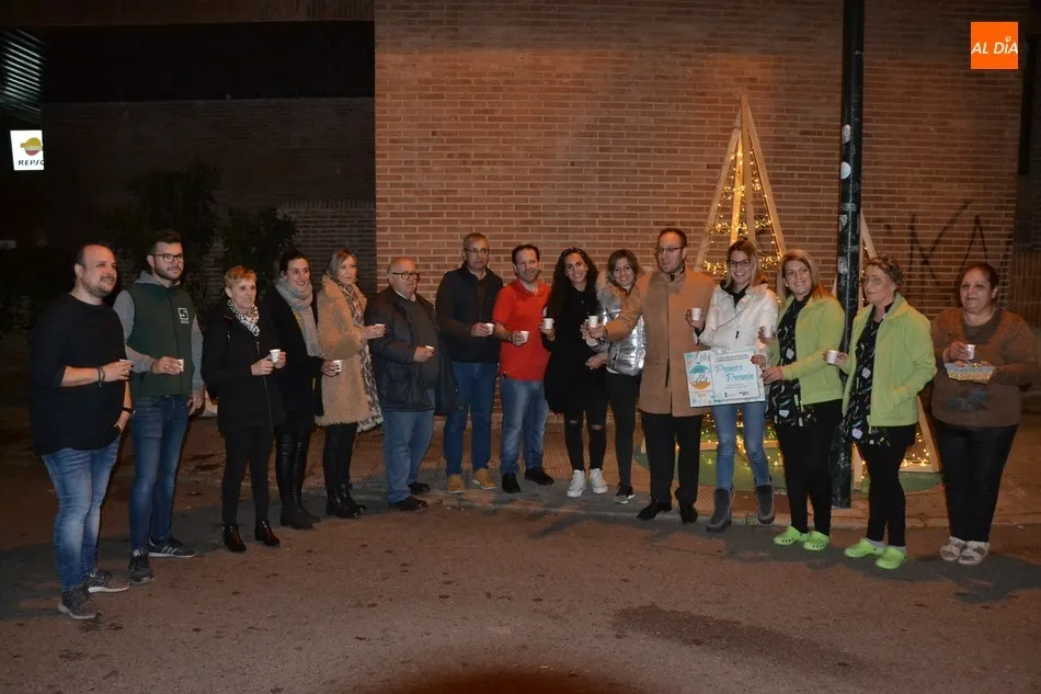 Los comerciantes de las calles Campo de Toledo y Sierra de Gata brindan para celebrar su victoria  