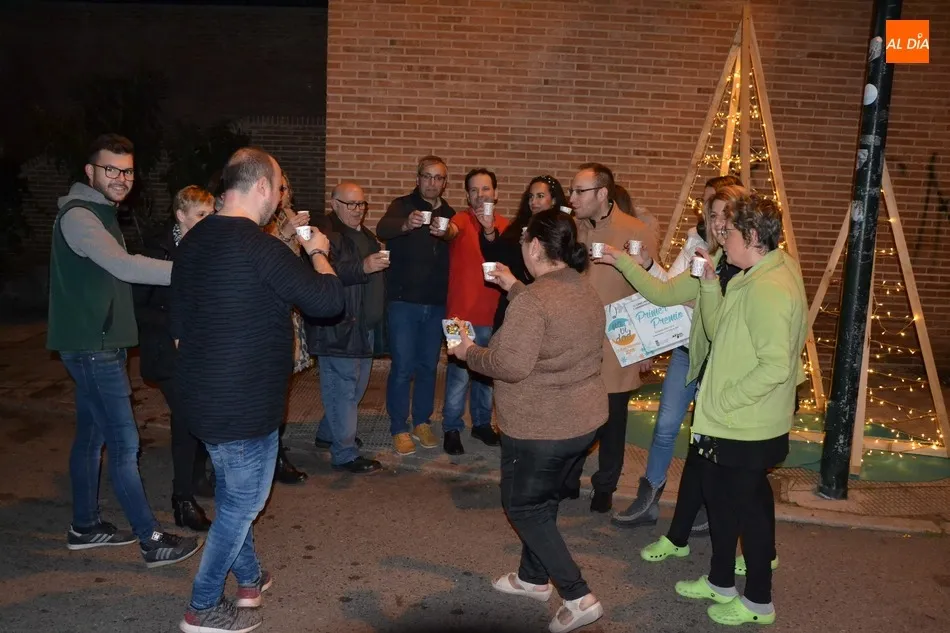 Foto 3 - Los comerciantes de las calles Campo de Toledo y Sierra de Gata brindan para celebrar su victoria  