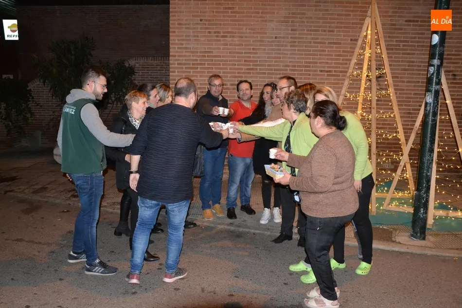 Foto 4 - Los comerciantes de las calles Campo de Toledo y Sierra de Gata brindan para celebrar su victoria  