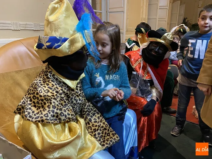 Foto 7 - Cientos de ni&ntilde;os dan la bienvenida a los Reyes Magos en el Centro Social