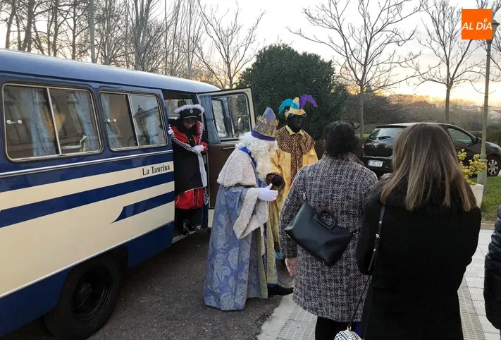 Foto 6 - Cientos de ni&ntilde;os dan la bienvenida a los Reyes Magos en el Centro Social