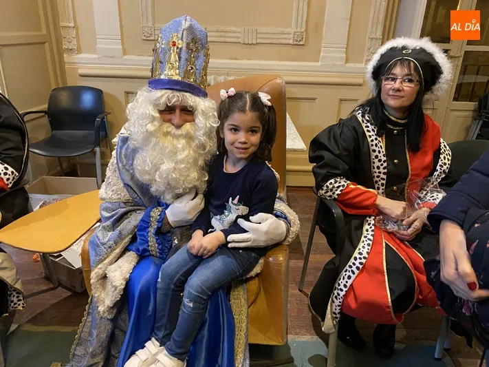 Foto 5 - Cientos de ni&ntilde;os dan la bienvenida a los Reyes Magos en el Centro Social