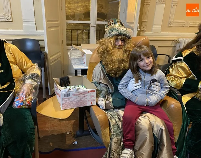 Foto 4 - Cientos de ni&ntilde;os dan la bienvenida a los Reyes Magos en el Centro Social