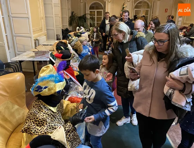 Foto 3 - Cientos de ni&ntilde;os dan la bienvenida a los Reyes Magos en el Centro Social