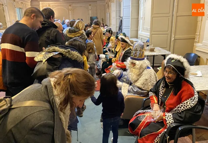 Foto 2 - Cientos de ni&ntilde;os dan la bienvenida a los Reyes Magos en el Centro Social