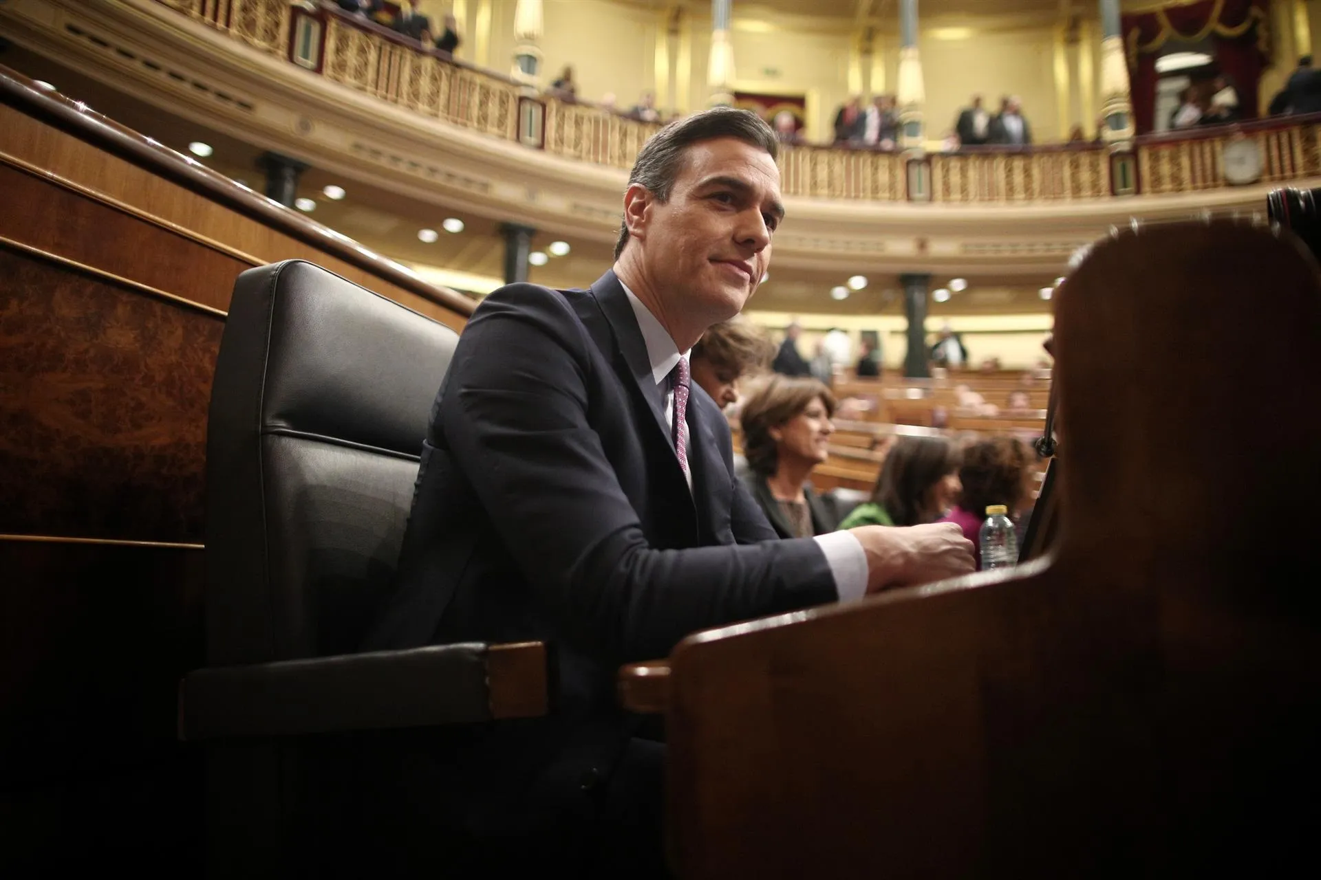 El presidente de Gobierno en funciones y secretario general del PSOE, Pedro Sánchez, sentado en su escaño en el Congreso de los Diputados antes de la primera sesión del debate de su investidura en la XIV Legislatura en Madrid / Europa Press
