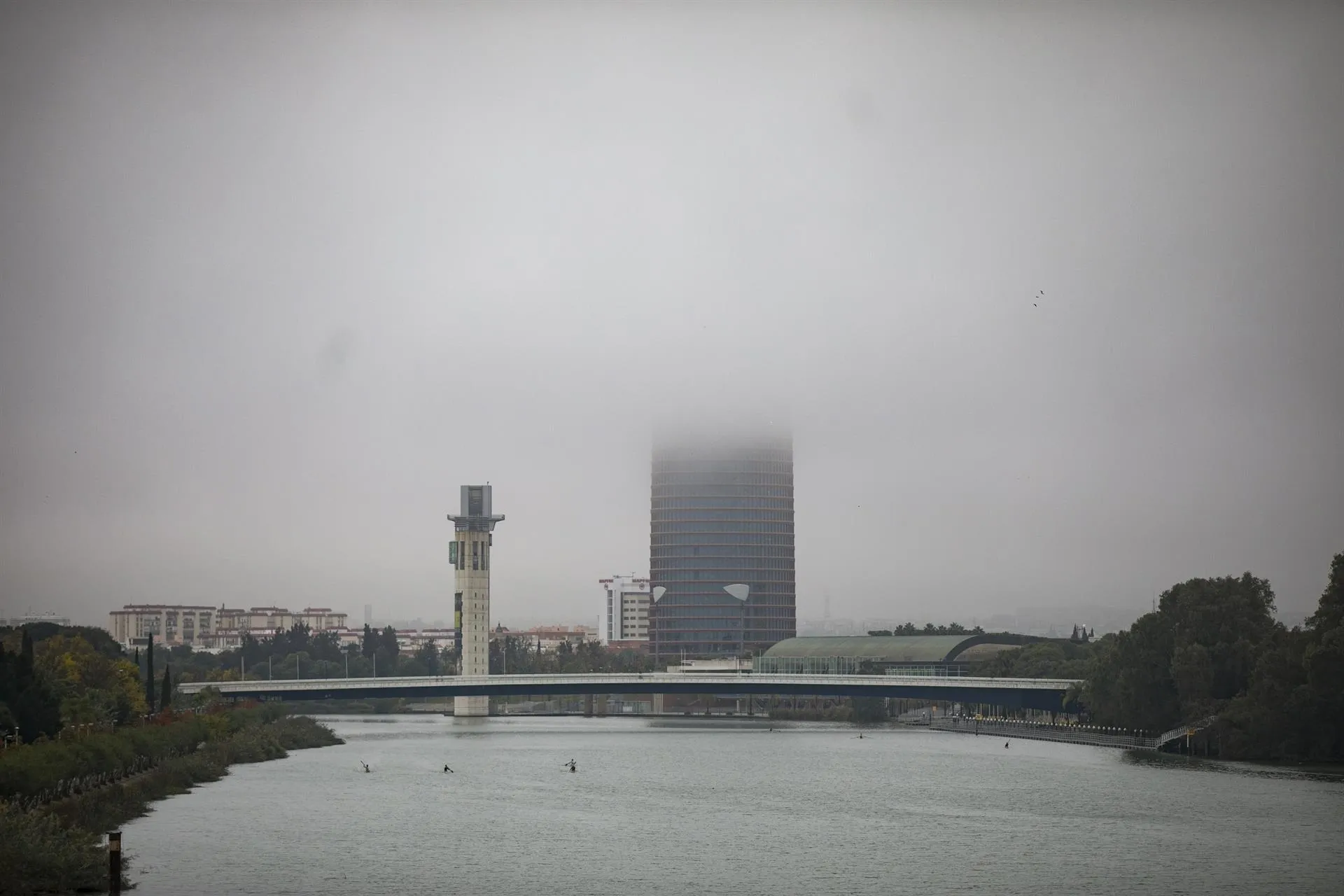 La Torre Sevilla cubierta por la niebla / Europa Press