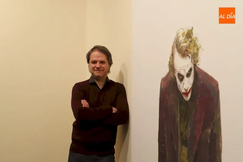 Ángel Luis Iglesias junto a una de sus pinturas / Lydia González