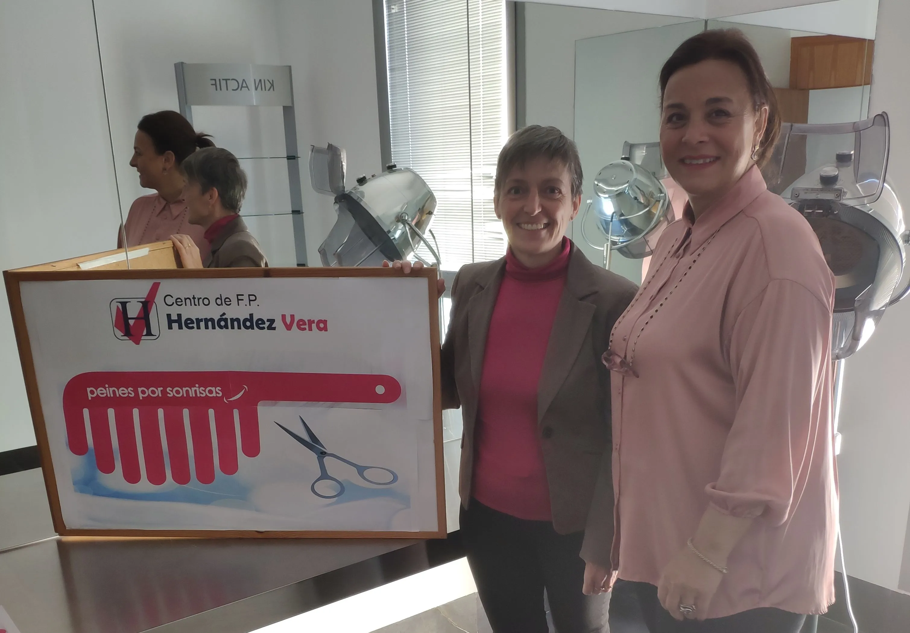 El programa ‘Peines por Sonrisas’ ofrecerá peinados y manicura a personas sin recursos en el CEIP Hernández Vera
